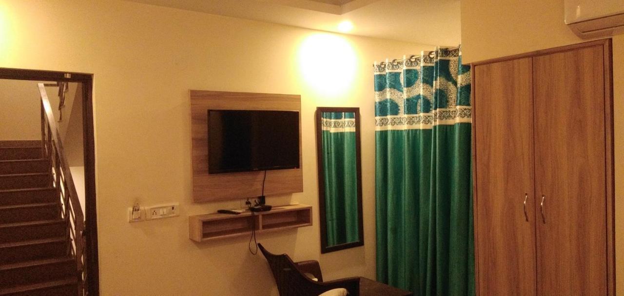 Airport Hotel Golden Bliss Near Delhi Airport Ню Делхи Екстериор снимка